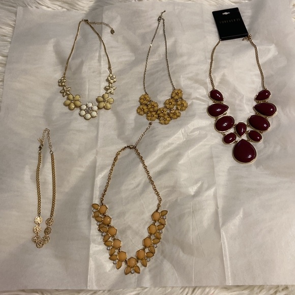 5 statement neckless one is brand new see pictures and others are used - Picture 8 of 8